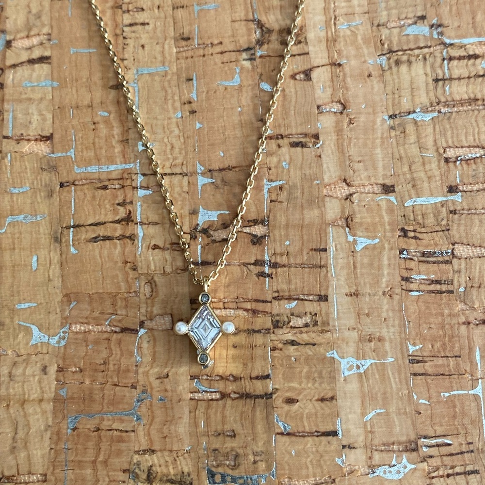 Elegant Gold Pendant Necklace